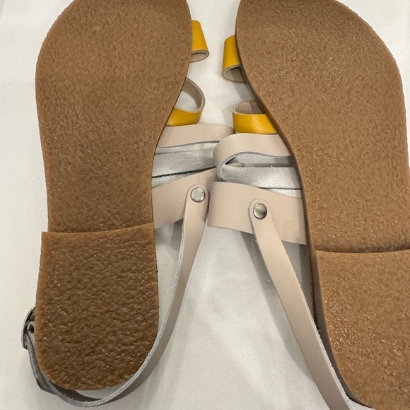 Genuine leather NWOT mustard and Cream Slip-On Sandals. - Picture 5 of 8